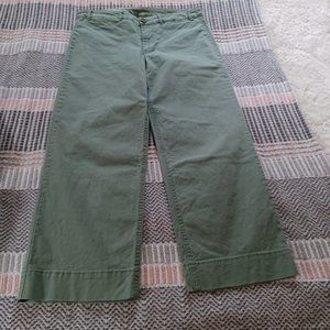 Old Navy wide legged cropped pants.  Size 10.  Ru